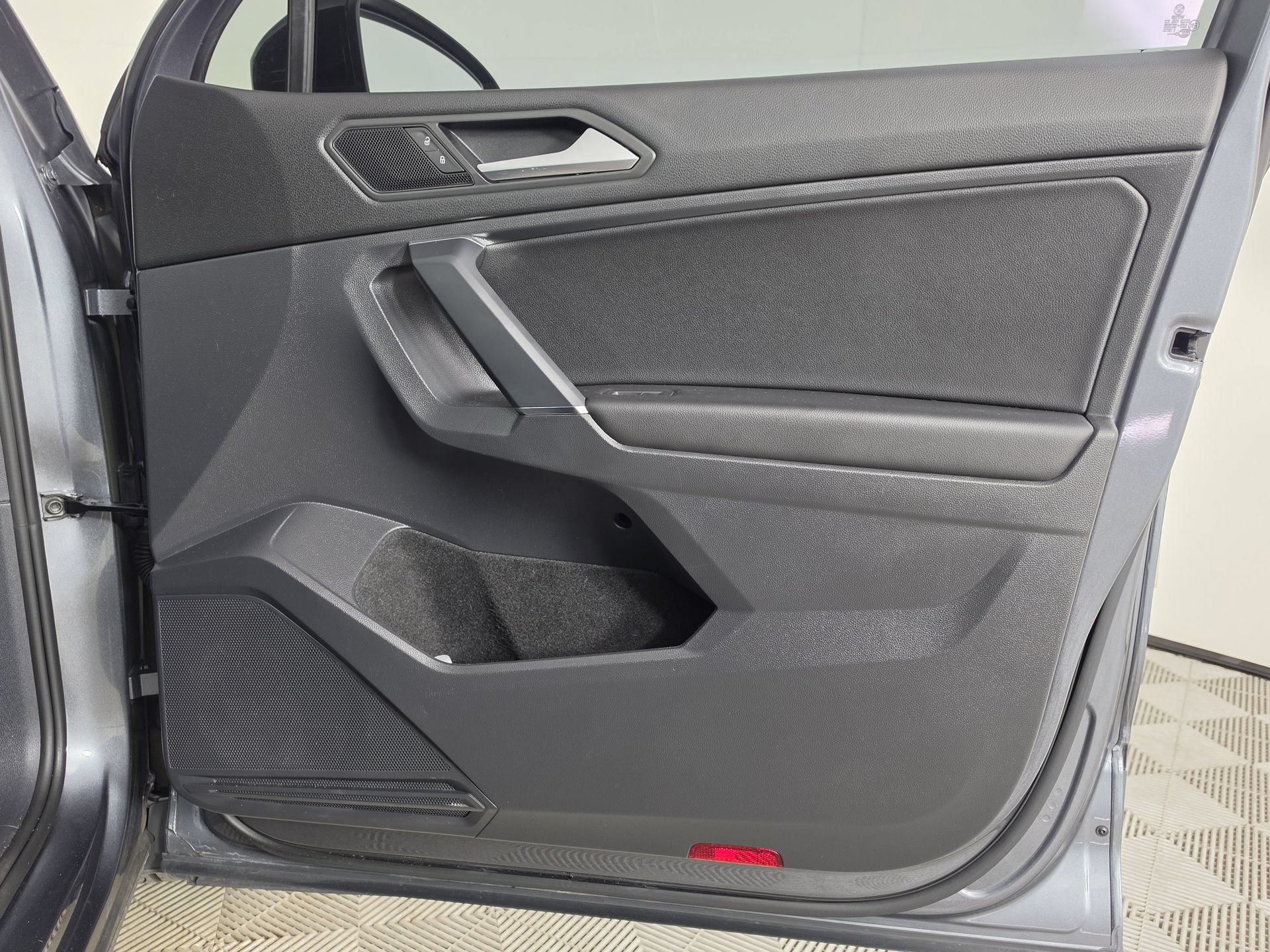 Used 2020 Volkswagen Tiguan SE R-Line FWD image 30
