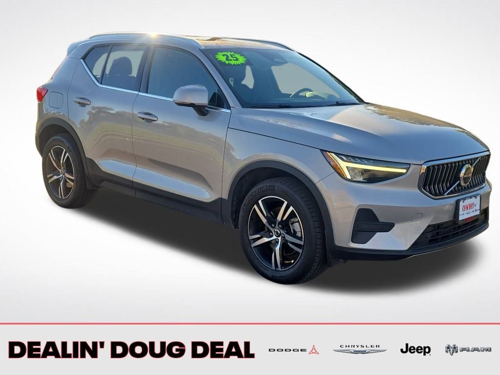 Used 2025 Volvo XC40 B5 Core image 8