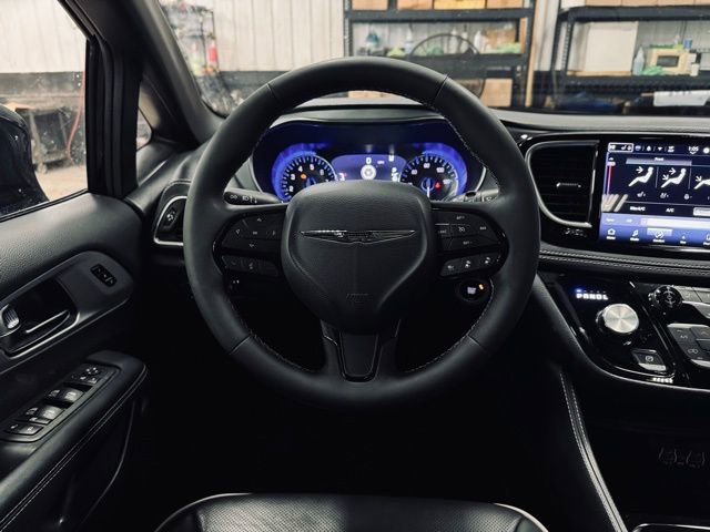 Used 2025 Chrysler Pacifica Limited image 32