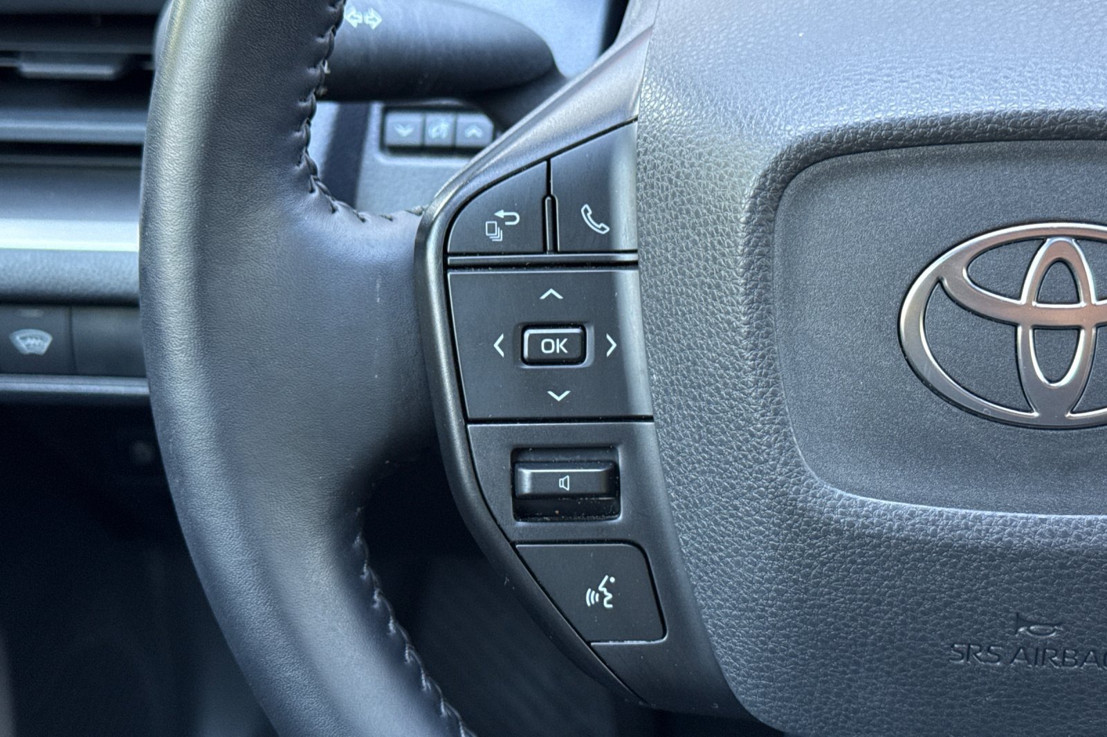 Used 2025 Toyota Prius LE FWD image 28