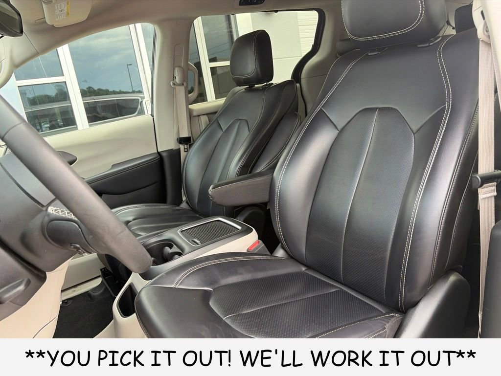 Used 2023 Chrysler Pacifica Touring-L FWD image 11