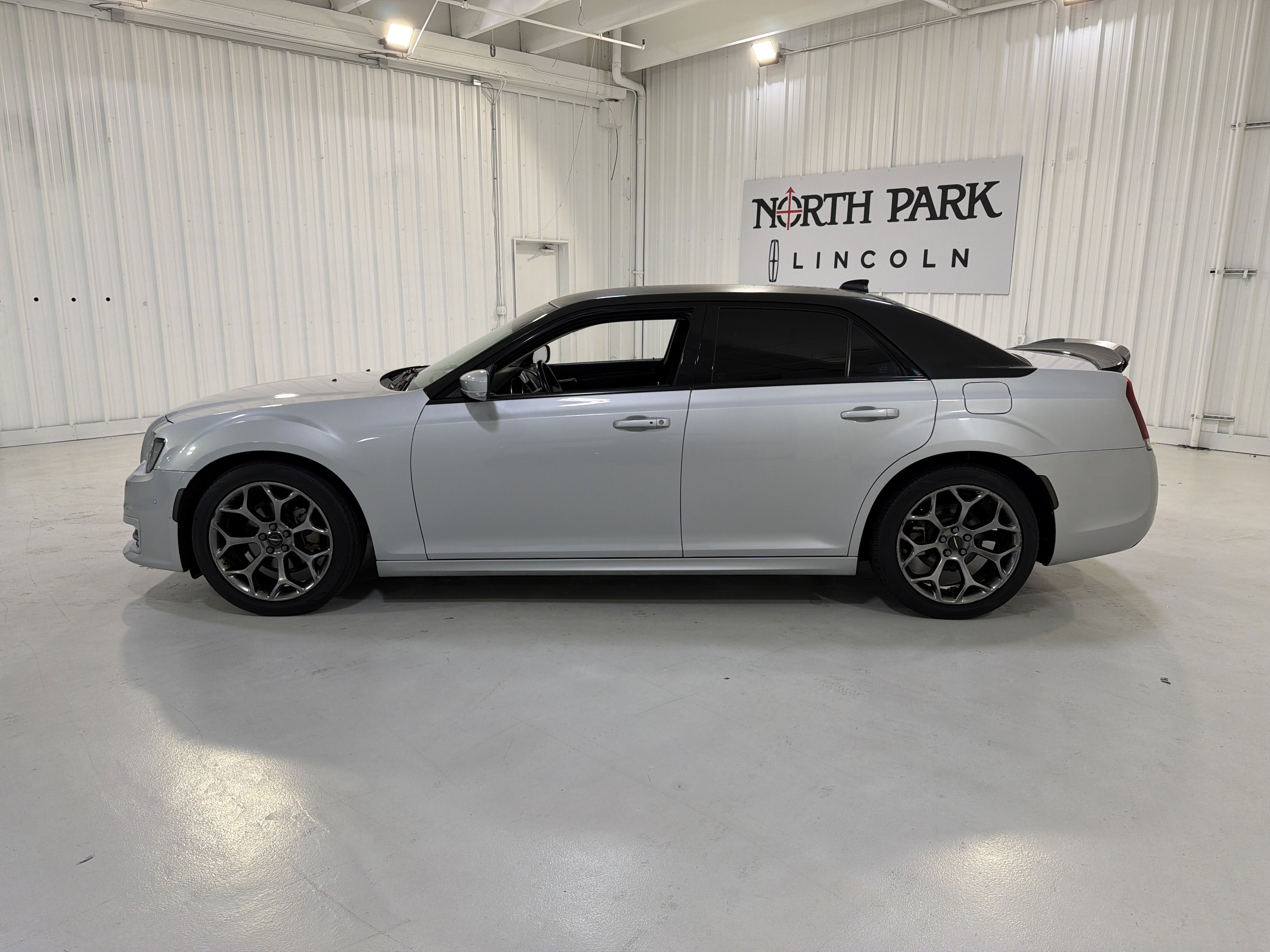 Used 2021 Chrysler 300 Touring L image 2