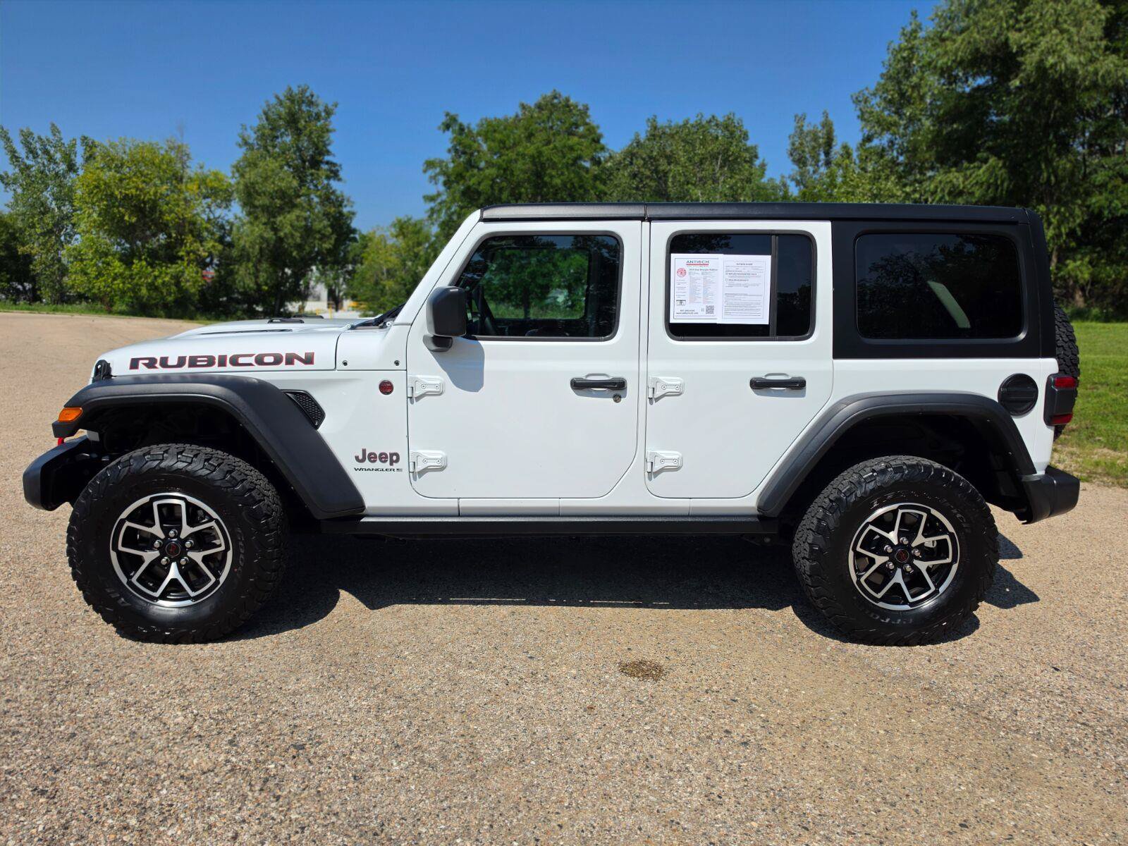 Used 2024 Jeep Wrangler Unlimited Rubicon AWD/4WD image 3