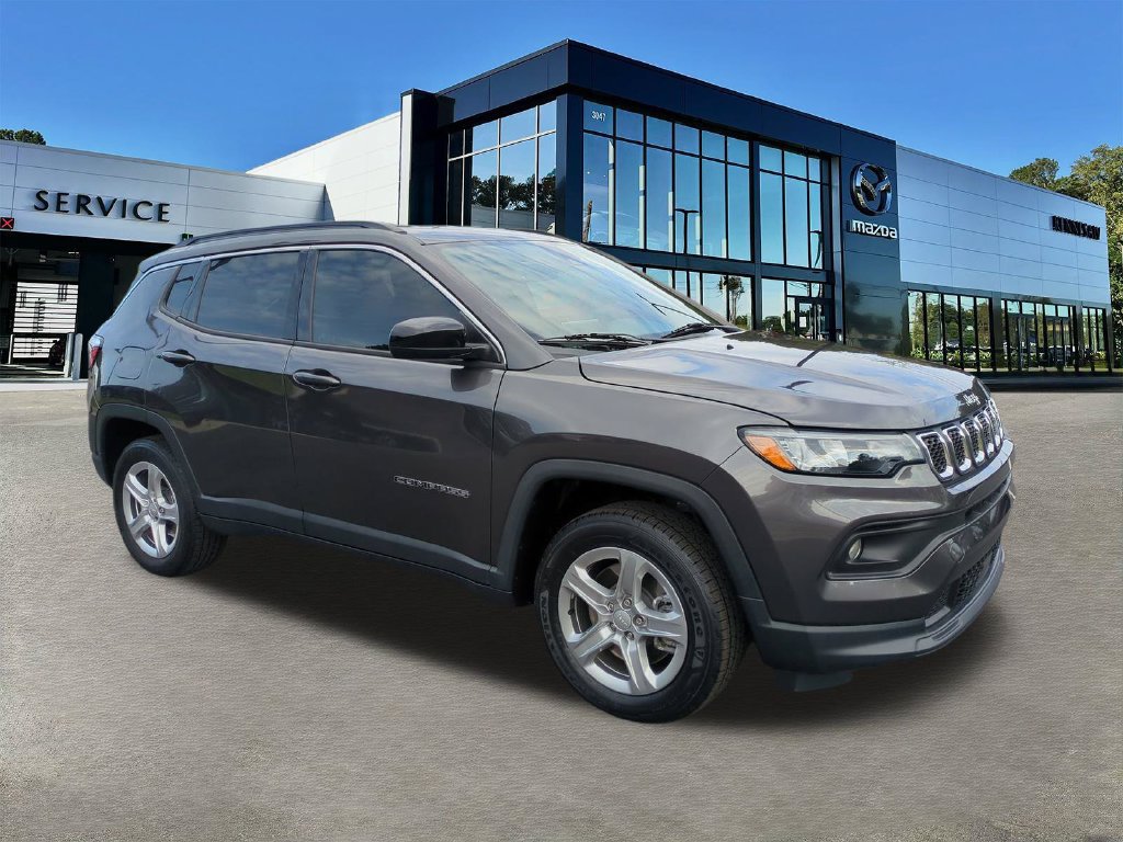 Used 2023 Jeep Compass Latitude w/ Convenience Group AWD/4WD image 2