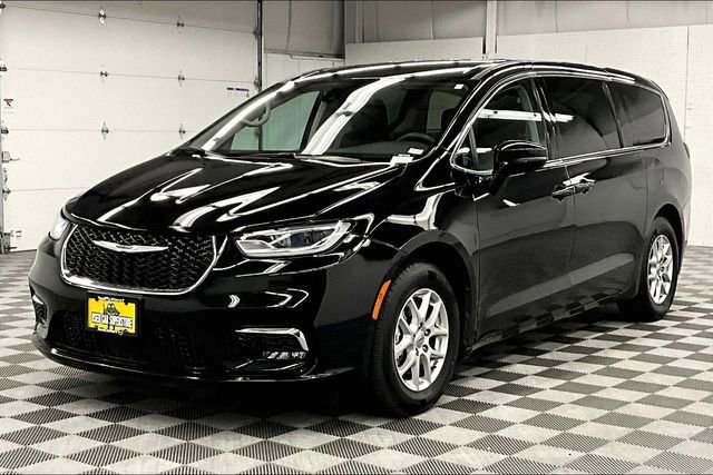 Used 2024 Chrysler Pacifica Touring-L image 11
