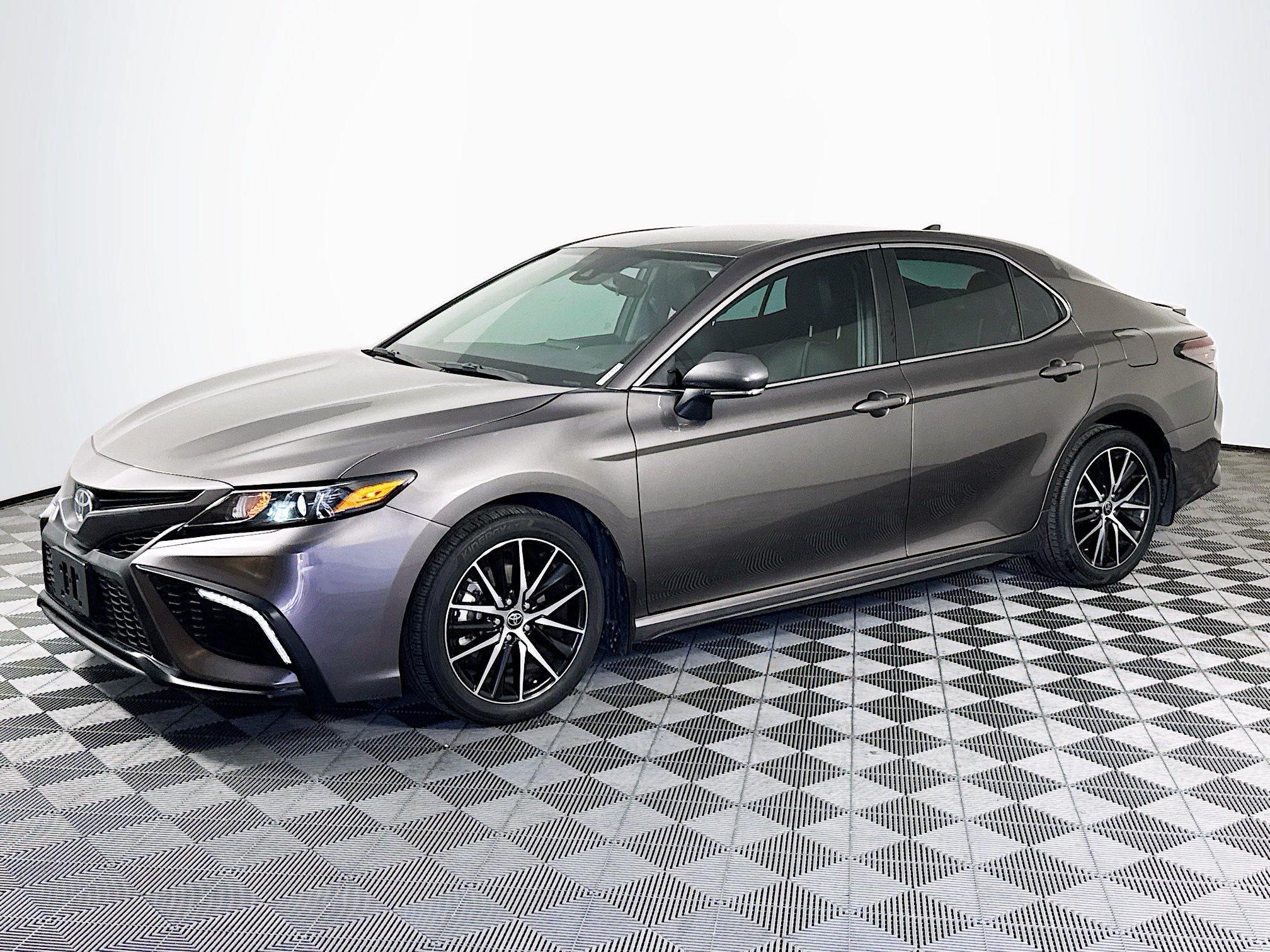 Used 2023 Toyota Camry SE FWD image 4