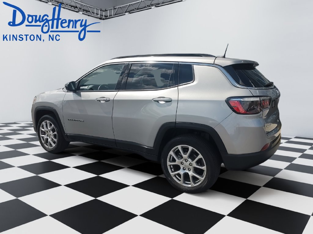 Used 2022 Jeep Compass Latitude AWD/4WD image 3