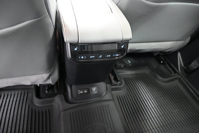 Used 2022 Toyota Highlander Platinum AWD/4WD image 30
