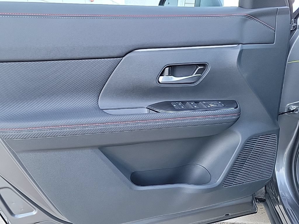 Certified 2025 Nissan Kicks SR FWD image 29