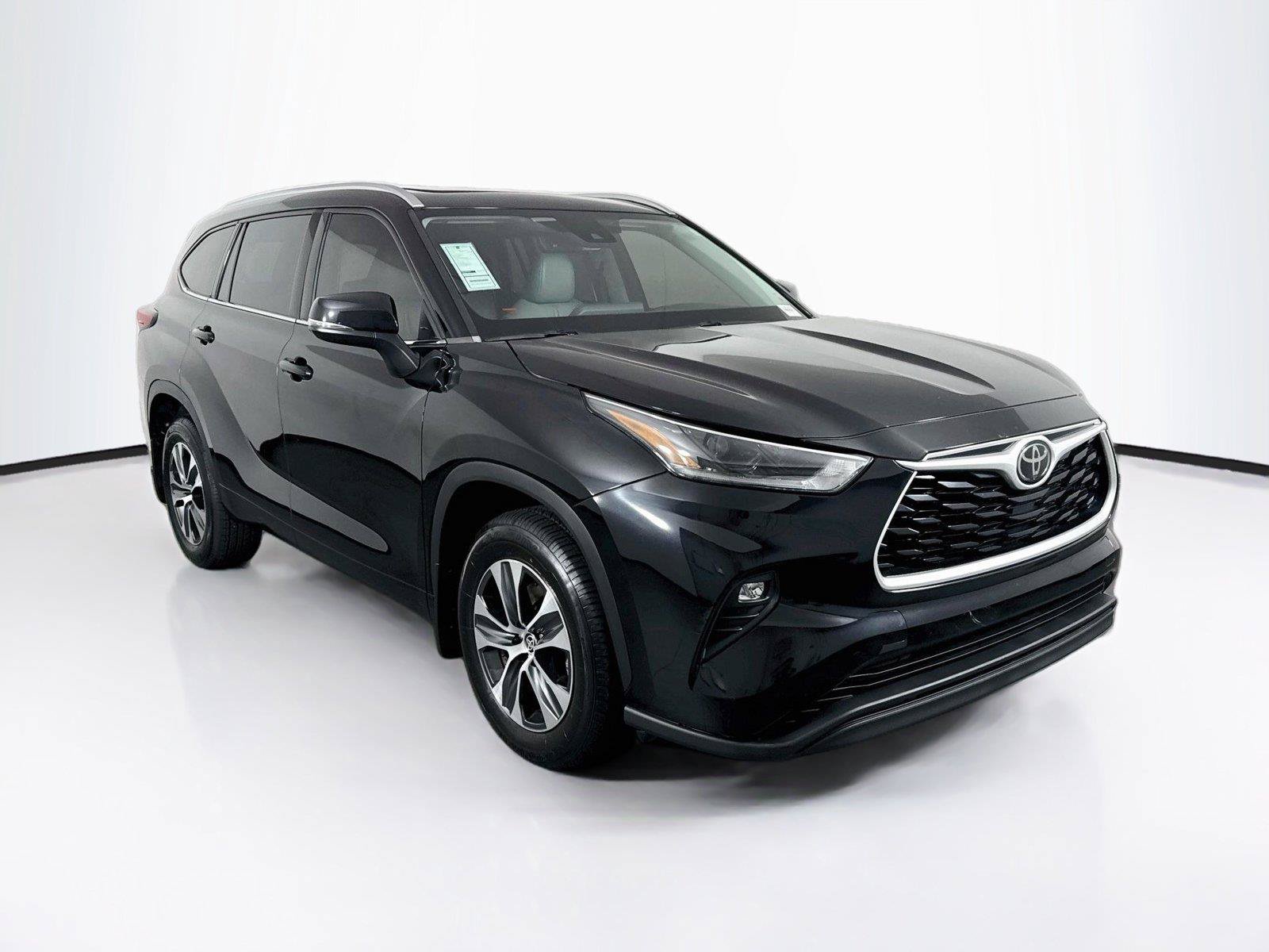 Used 2021 Toyota Highlander XLE AWD/4WD image 9