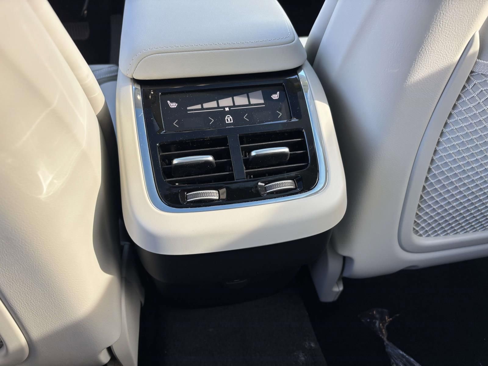 New 2026 Volvo XC60 B5 Ultra w/ Protection Package Premier image 31