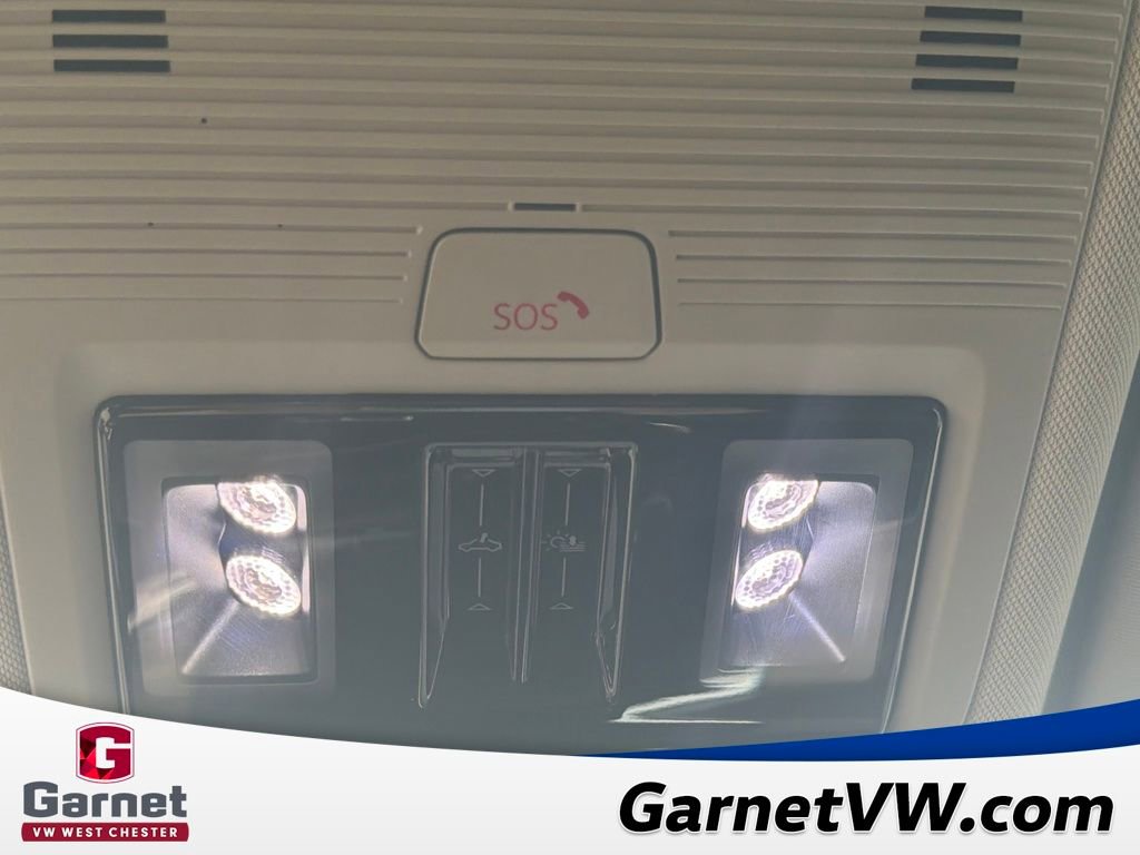 Used 2025 Volkswagen Atlas SEL Premium R-Line image 32