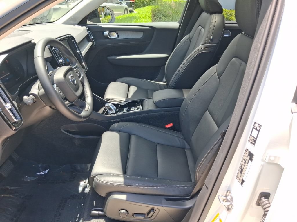 Certified 2026 Volvo XC40 B5 Plus AWD/4WD image 14