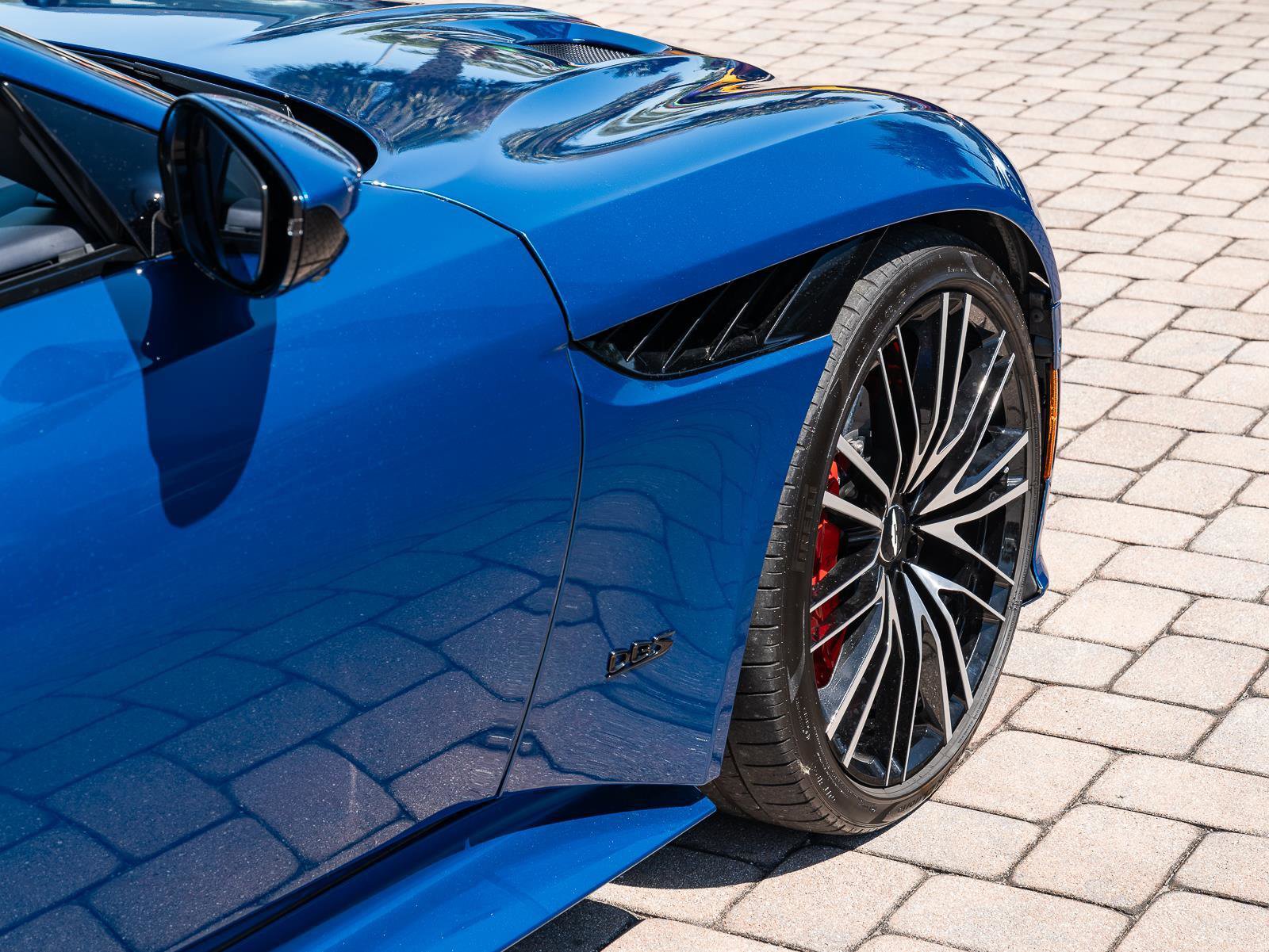 Used 2022 Aston Martin DBS Superleggera Volante image 9