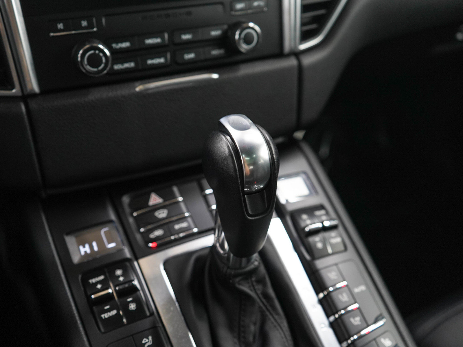 Used 2018 Porsche Macan AWD/4WD image 24