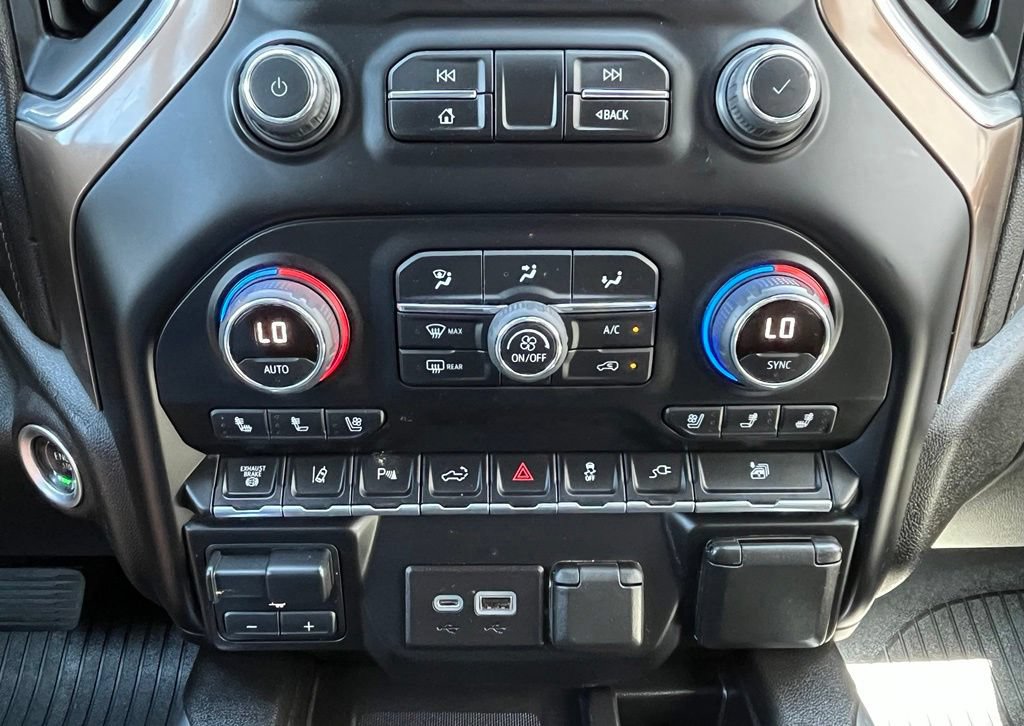 Used 2022 Chevrolet Silverado 3500 High Country w/ Technology Package AWD/4WD image 23