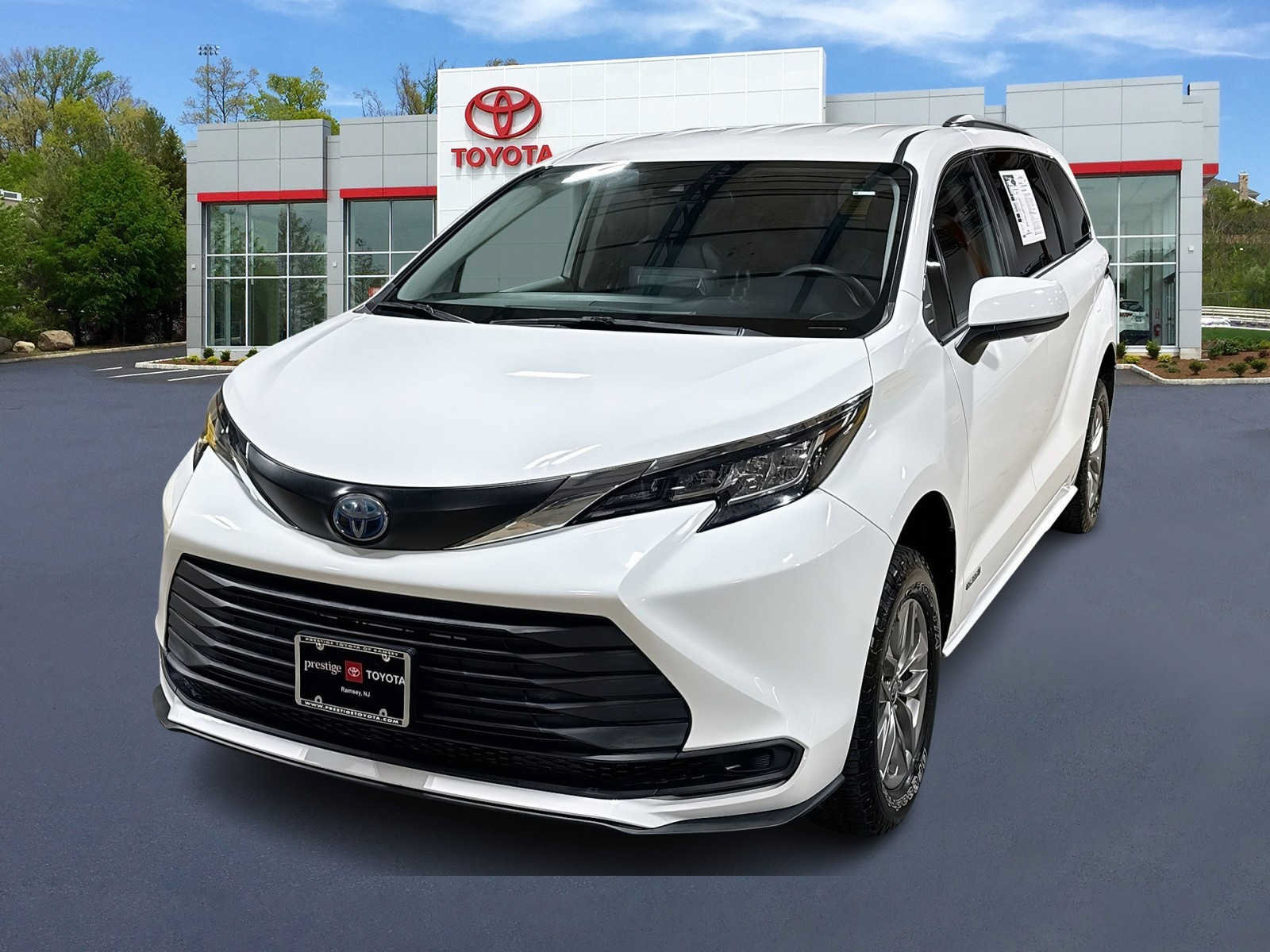 Certified 2021 Toyota Sienna LE AWD/4WD image 1