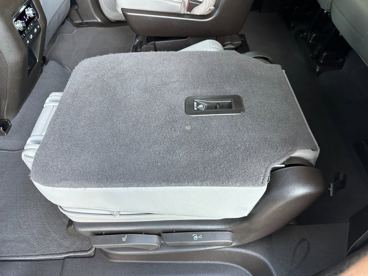 Used 2024 GMC Yukon XL SLT w/ SLT Luxury Package image 21