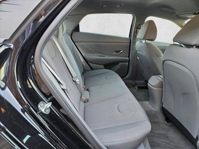 Used 2021 Hyundai Elantra SE FWD image 16
