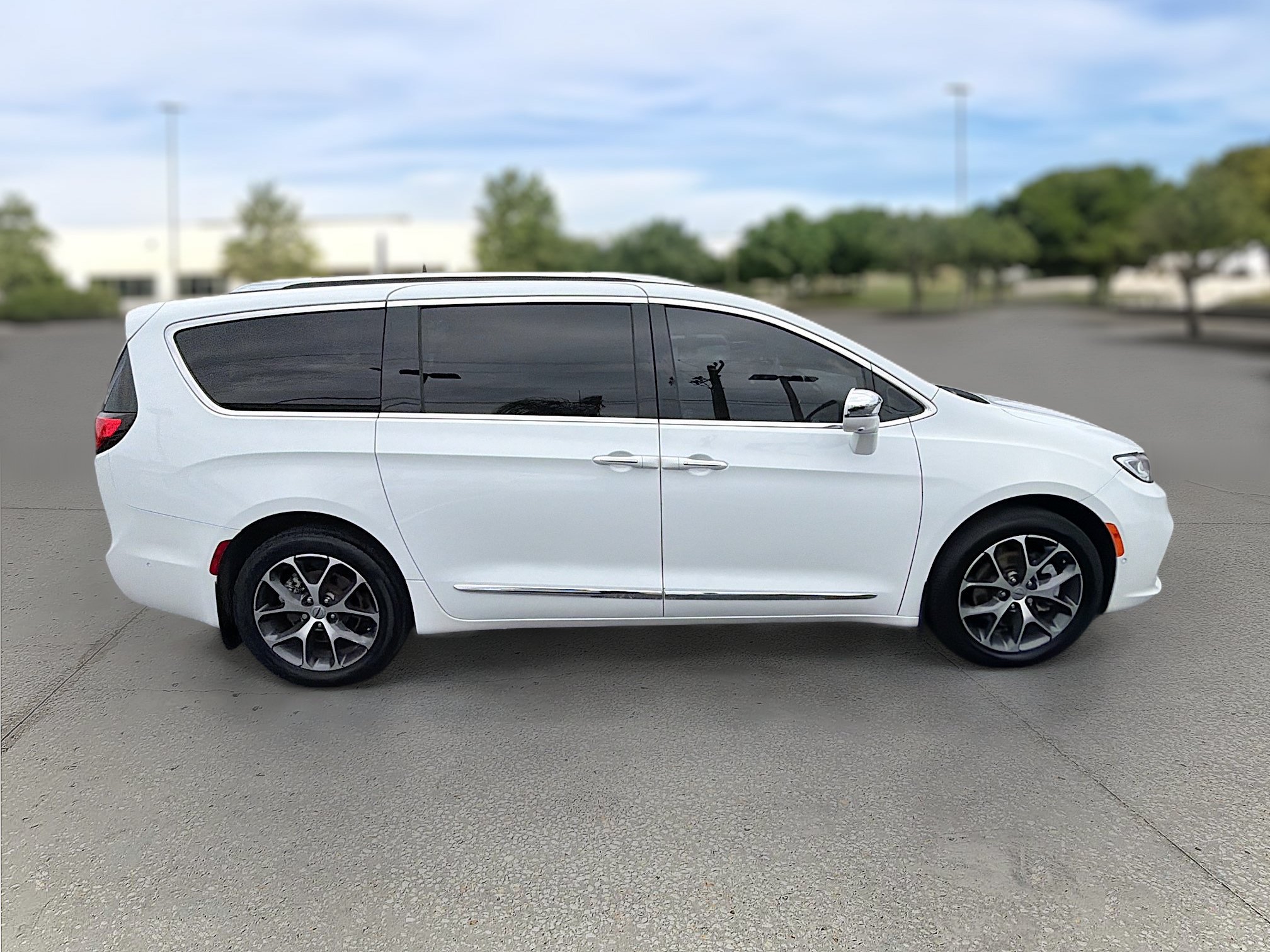 Used 2021 Chrysler Pacifica Limited w/ Uconnect Theater Family Group AWD/4WD image 8