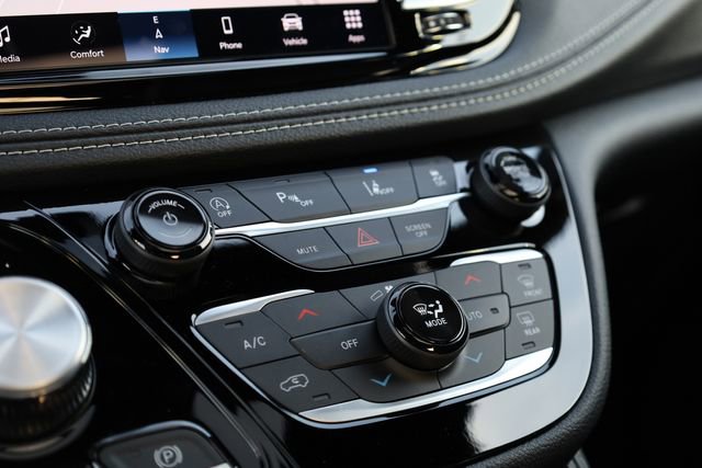 New 2026 Chrysler Pacifica Limited image 18