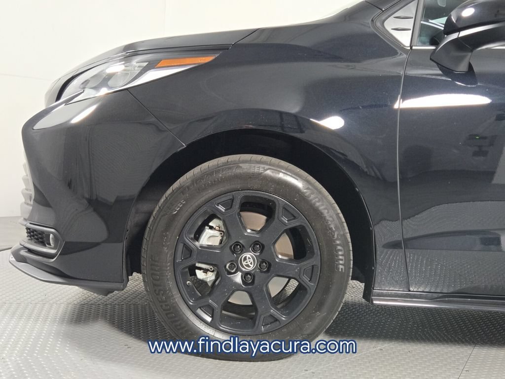 Used 2025 Toyota Sienna XLE Woodland Edition AWD/4WD image 12
