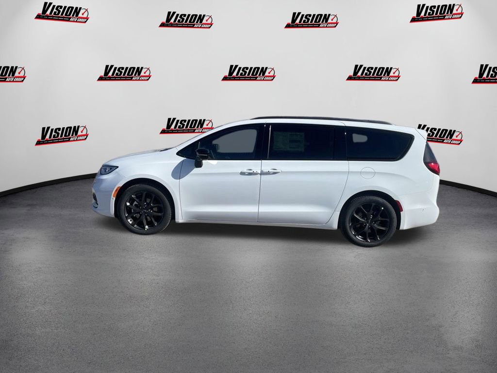 Used 2024 Chrysler Pacifica Limited w/ Uconnect Theater Family Group video 2