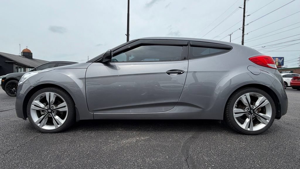 Used 2017 Hyundai Veloster Value Edition FWD image 3