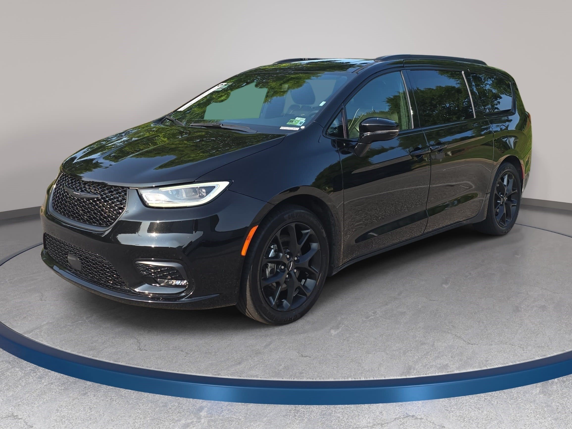 Used 2025 Chrysler Pacifica Limited FWD image 1