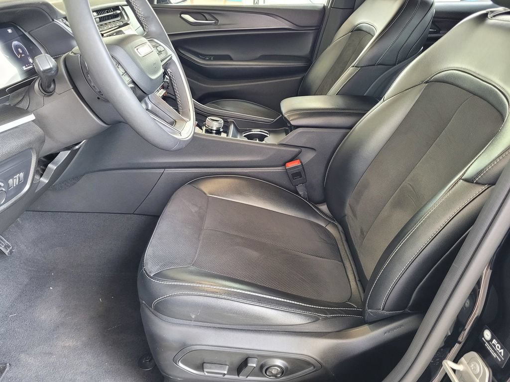 Used 2023 Jeep Grand Cherokee Altitude AWD/4WD image 13