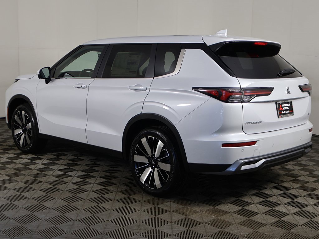 New 2025 Mitsubishi Outlander SE image 11