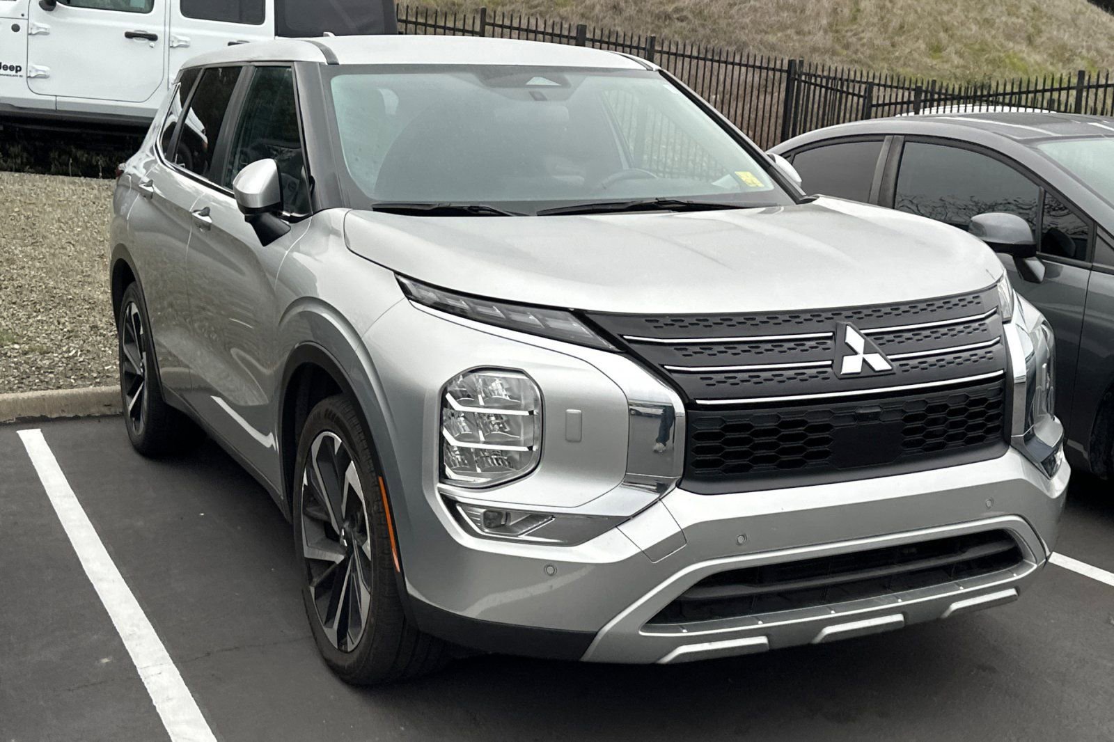 Used 2024 Mitsubishi Outlander SE image 2