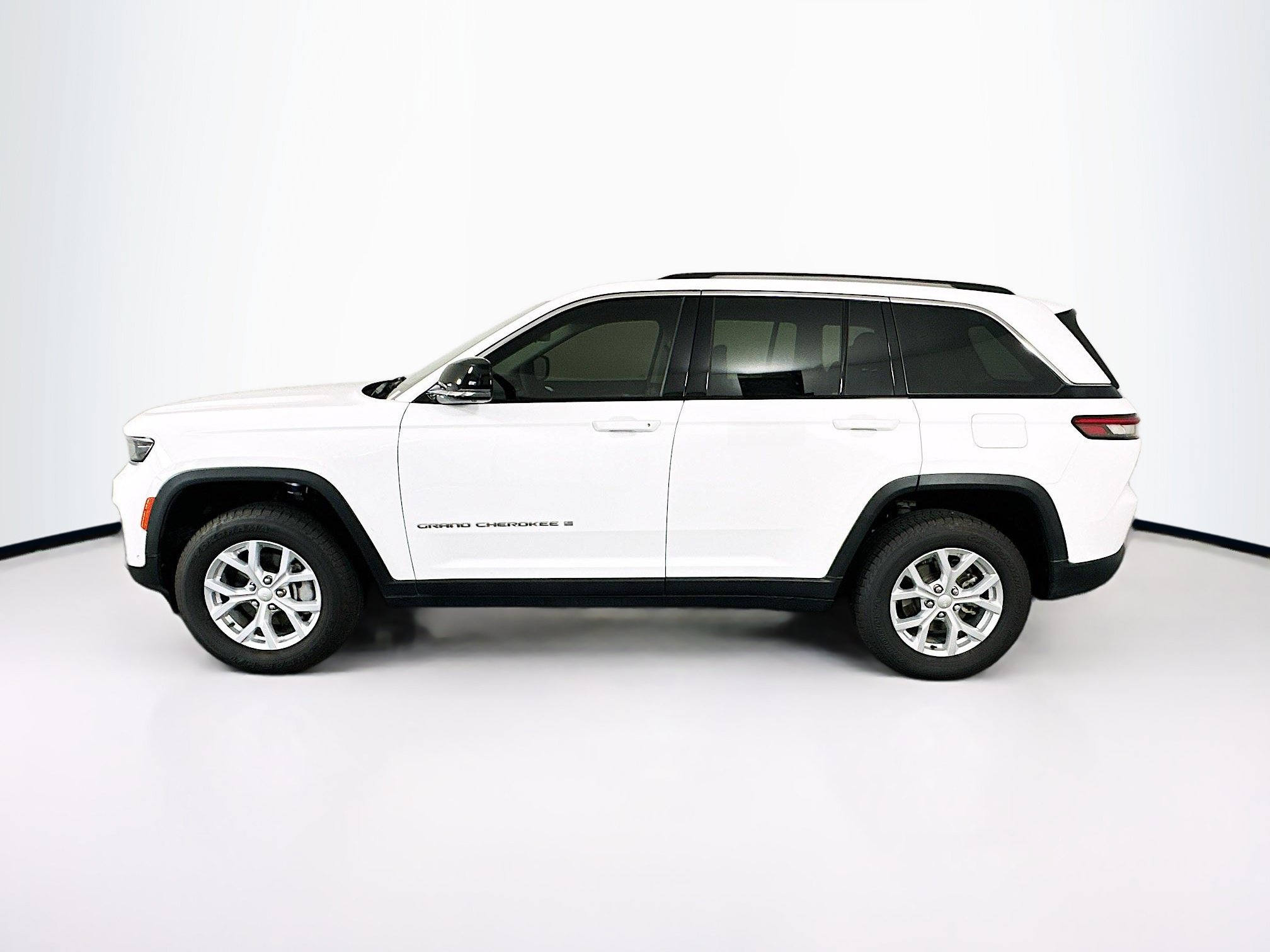 Used 2023 Jeep Grand Cherokee Limited w/ Luxury Tech Group II RWD image 4