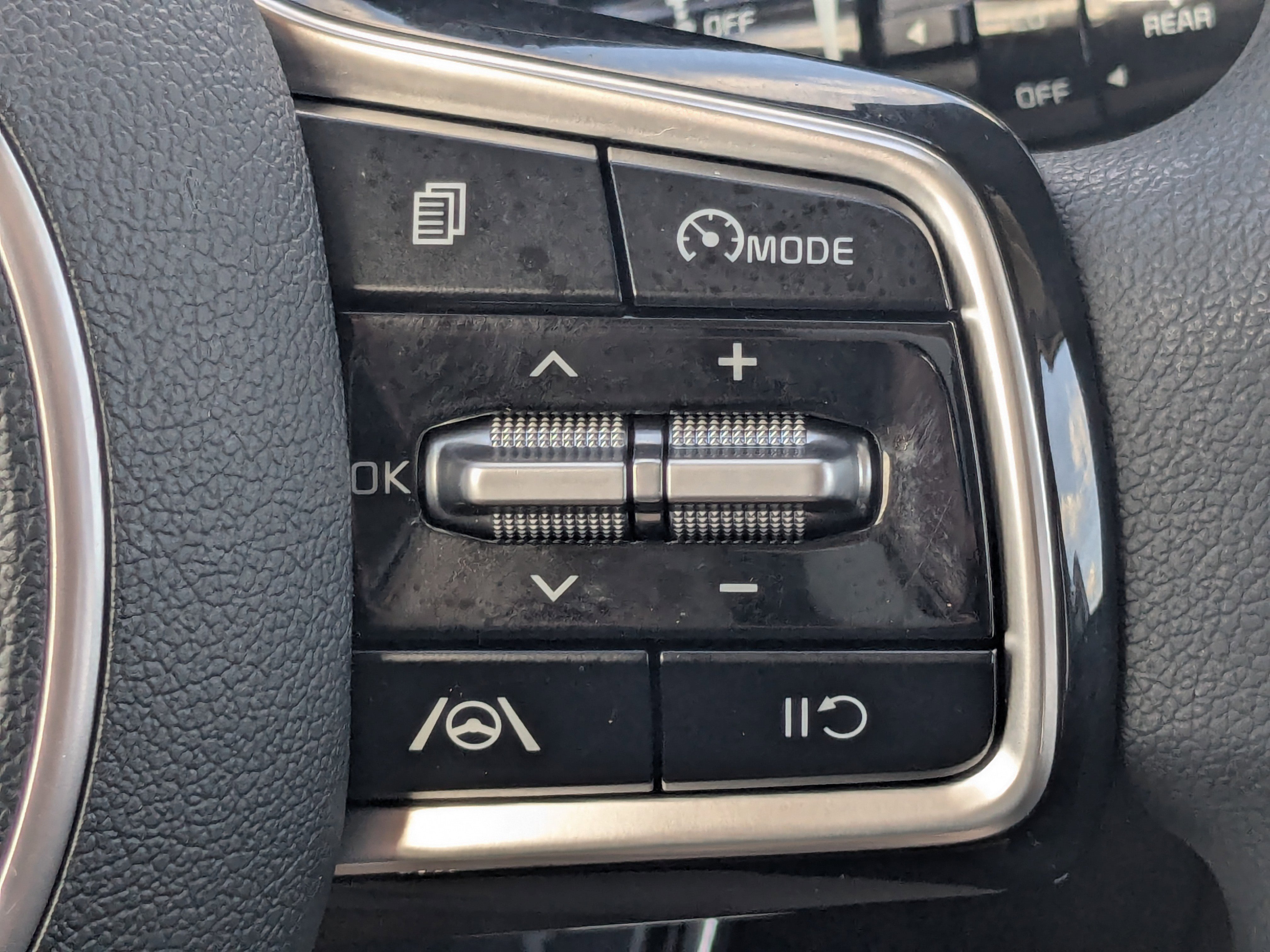 Used 2022 Kia Sorento LX image 32