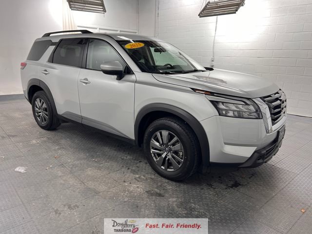 Used 2025 Nissan Pathfinder SV FWD image 3