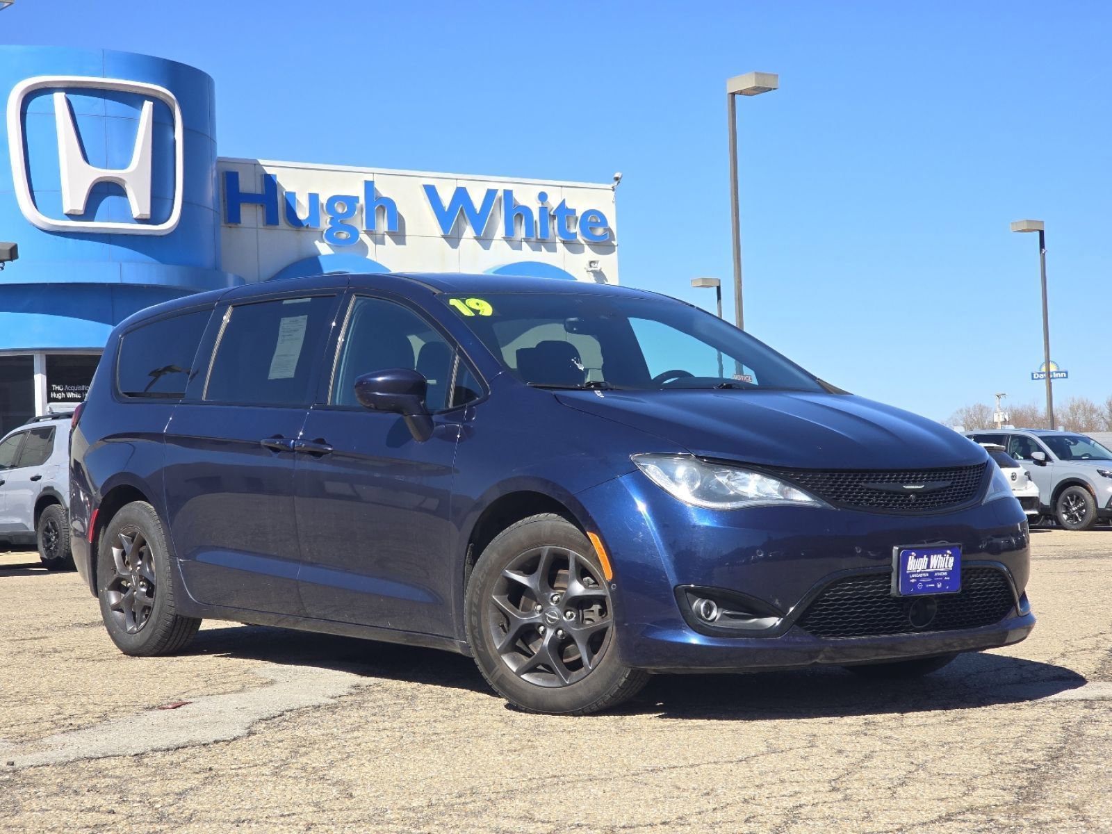 Used 2019 Chrysler Pacifica Touring Plus w/ Advanced Safetytec Group image 2