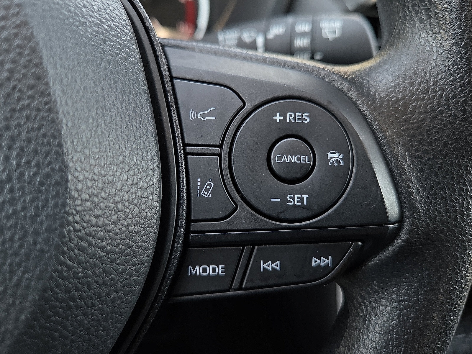 Used 2025 Toyota RAV4 XLE AWD/4WD image 19