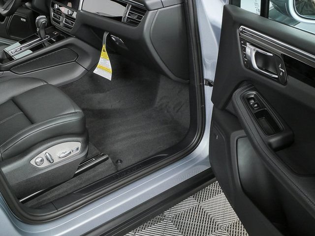 Certified 2026 Porsche Macan AWD/4WD image 25