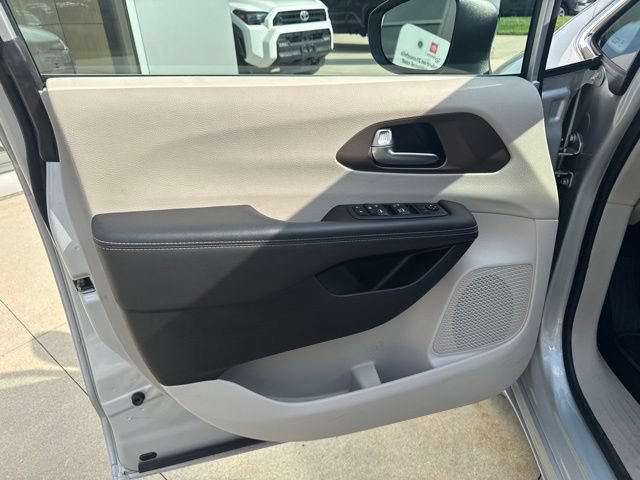 Used 2024 Chrysler Voyager LX FWD image 13