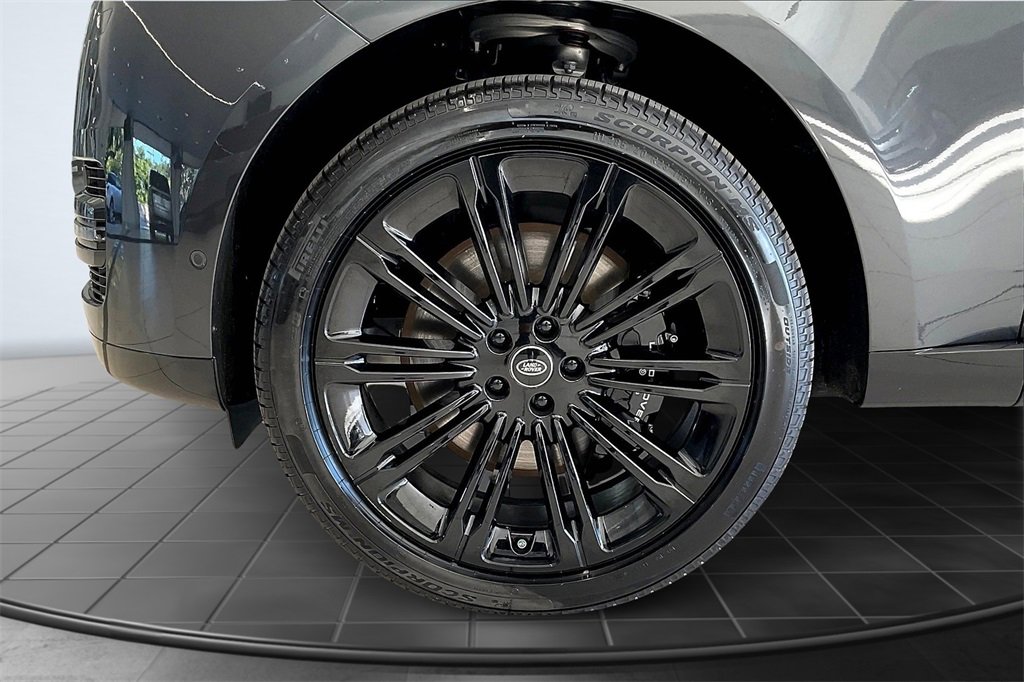 New 2025 Land Rover Range Rover Long Wheelbase SE image 11