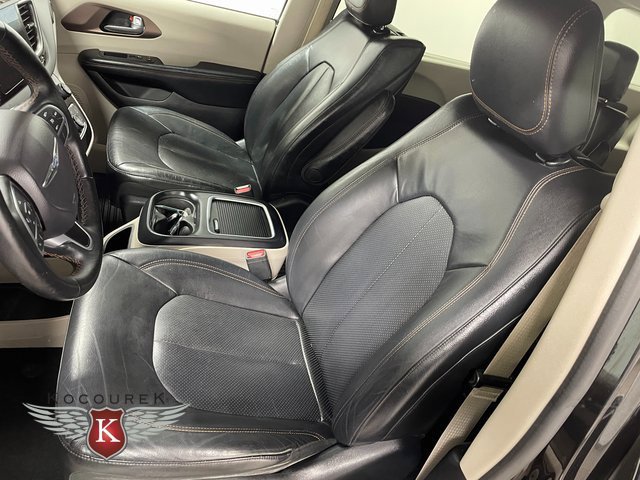 Used 2017 Chrysler Pacifica Touring-L Plus w/ Uconnect Theatre Group FWD image 13