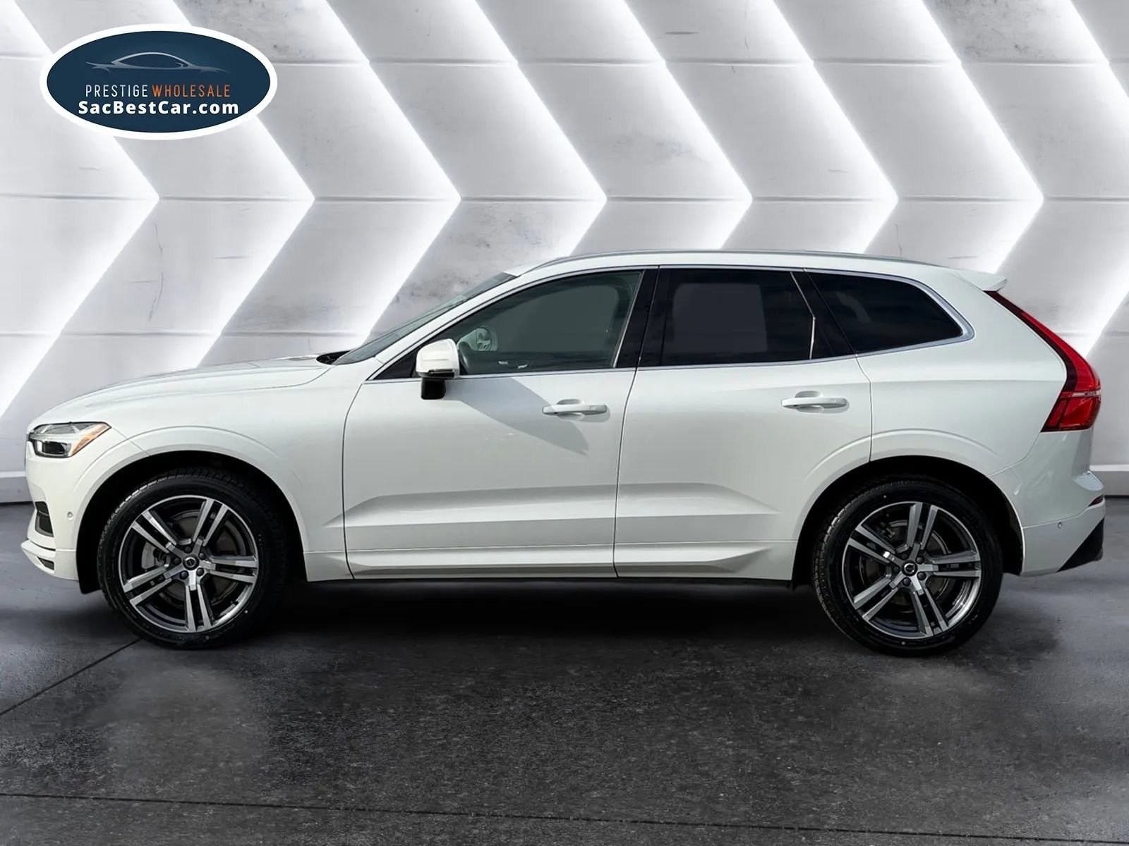 Used 2018 Volvo XC60 T6 Momentum w/ Convenience Package image 2