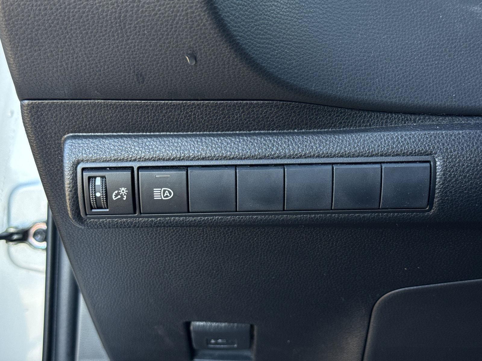 Used 2019 Toyota Corolla SE w/ Carpet Mat Package FWD image 16