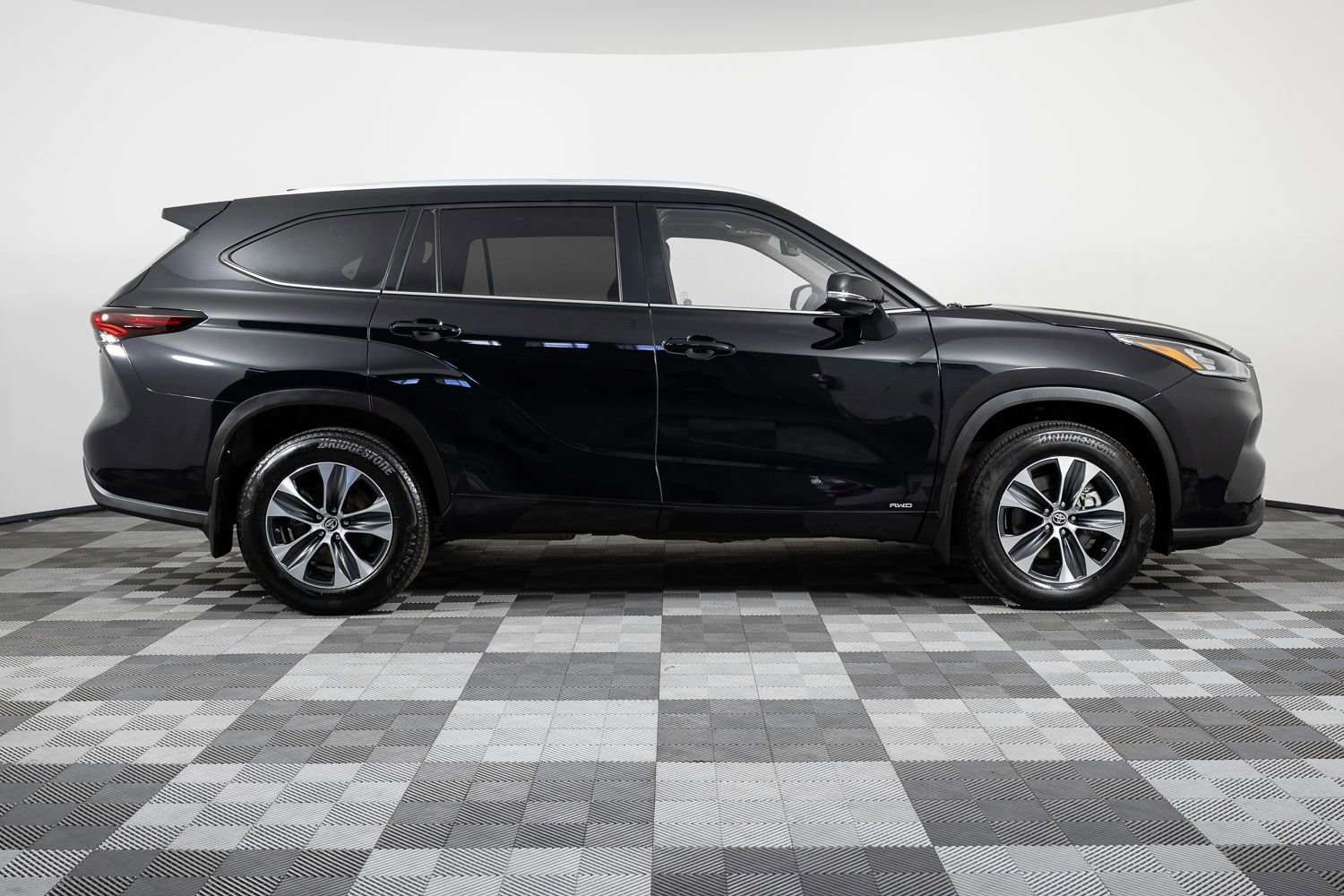 Used 2024 Toyota Highlander XLE image 9