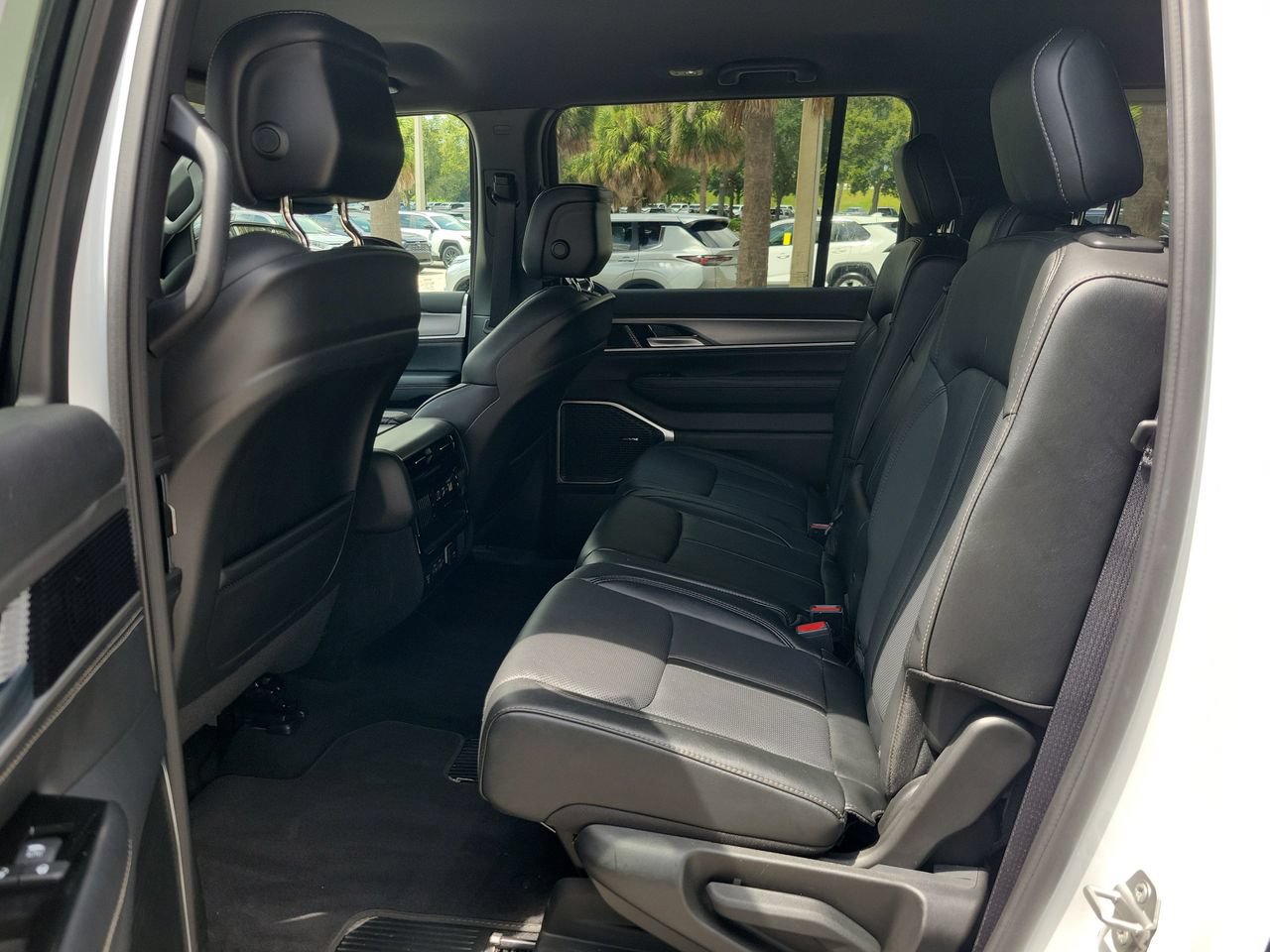 Used 2025 Jeep Wagoneer L Series II w/ 8-pass Seating Package AWD/4WD image 9