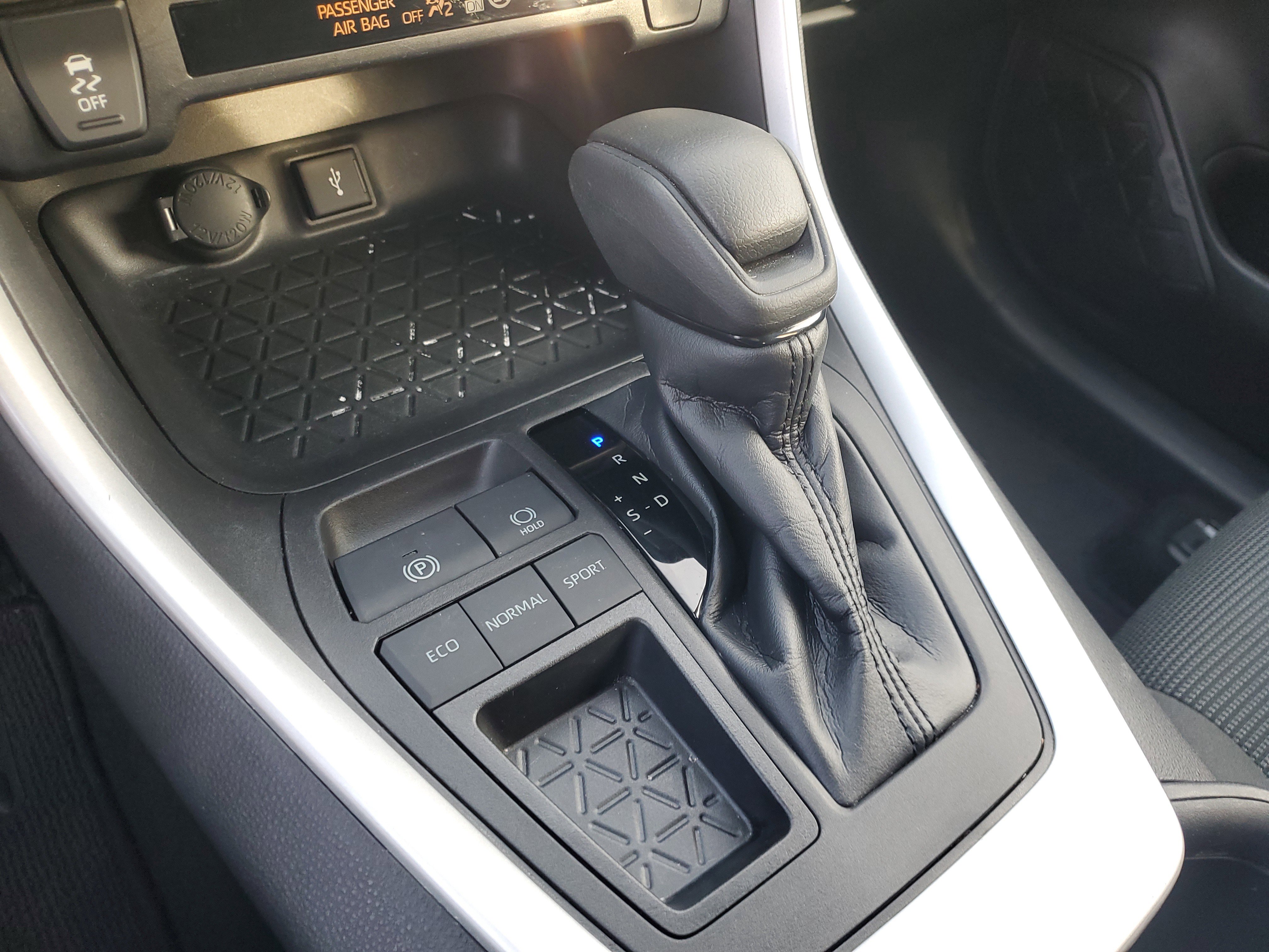 Used 2022 Toyota RAV4 LE image 23