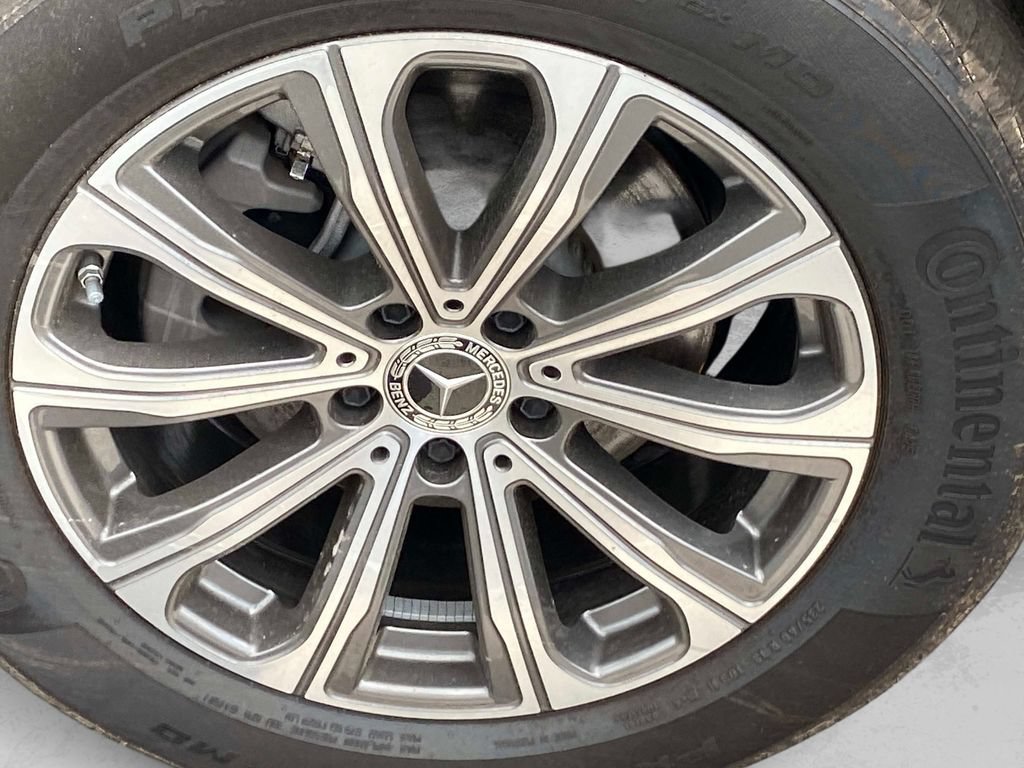 Used 2025 Mercedes-Benz GLC 300 4MATIC image 27
