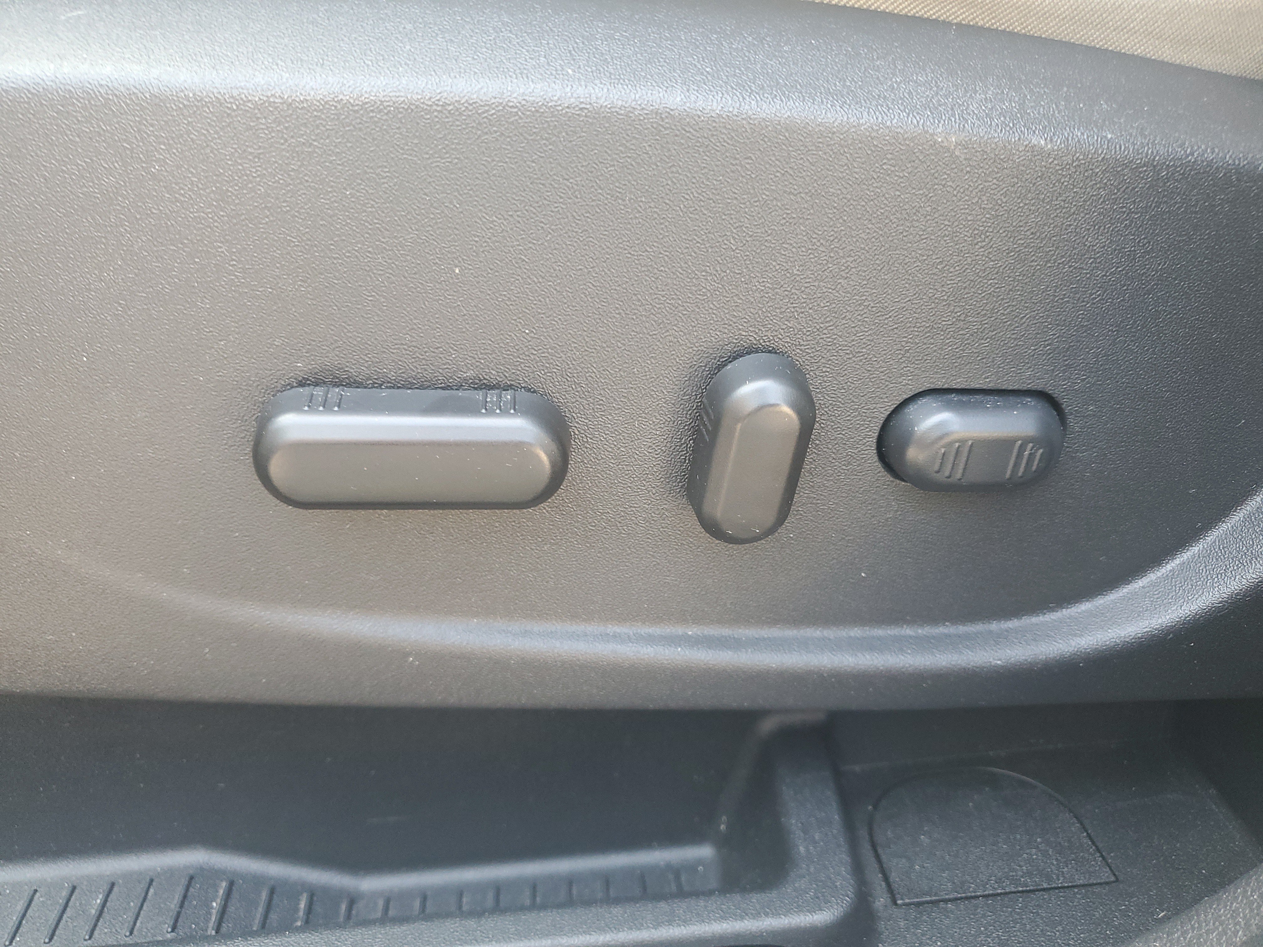 Used 2017 Ford Escape Titanium FWD image 11