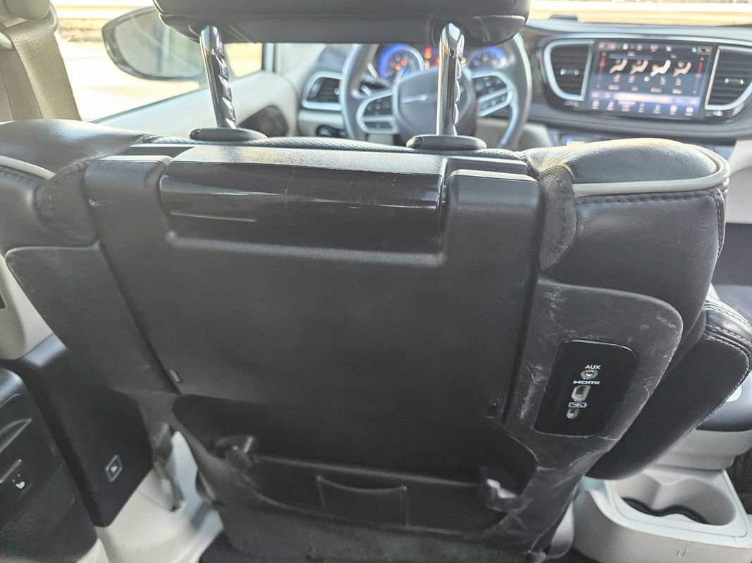 Used 2023 Chrysler Pacifica Limited w/ Uconnect Theater Family Group image 18