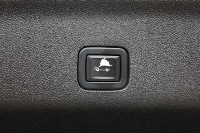 Used 2021 Chevrolet Suburban RST w/ Luxury Package RWD image 34